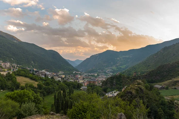 Gün batımı Encamp, Andorra. 