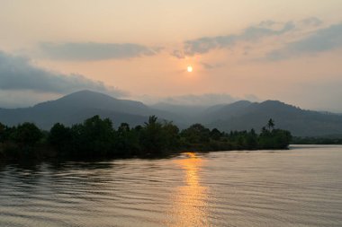 Kampot, Kamboçya'da büyülü gün batımı.