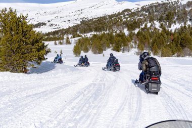 Grandvalira, Grau Roig, Andorra: 3 Mart 2018: gençler kar motosikletleri Grandvalira İstasyonu, Grau Roig Andorra sürüş.