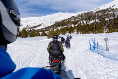 Grandvalira, Grau Roig, Andorra: 3 Mart 2018: gençler kar motosikletleri Grandvalira İstasyonu, Grau Roig Andorra sürüş.