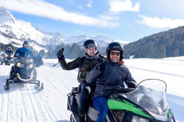 Grandvalira, Grau Roig, Andorra: 3 Mart 2018: gençler kar motosikletleri Grandvalira İstasyonu, Grau Roig Andorra sürüş.