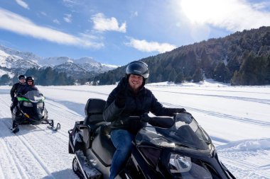 Grandvalira, Grau Roig, Andorra: 3 Mart 2018: gençler kar motosikletleri Grandvalira İstasyonu, Grau Roig Andorra sürüş.