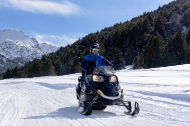 Grandvalira, Grau Roig, Andorra: 3 Mart 2018: gençler kar motosikletleri Grandvalira İstasyonu, Grau Roig Andorra sürüş.