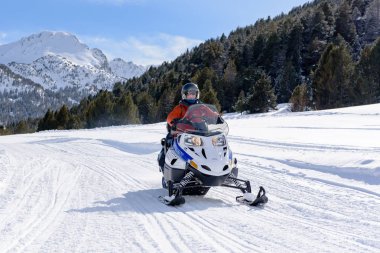 Grandvalira, Grau Roig, Andorra: 3 Mart 2018: gençler kar motosikletleri Grandvalira İstasyonu, Grau Roig Andorra sürüş.