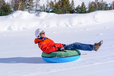 Gençler eğleniyor Grandvalira, Grau Roig, Andorra boru yapıyor