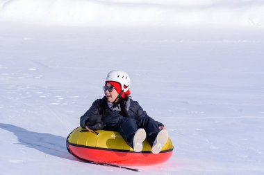 Gençler eğleniyor Grandvalira, Grau Roig, Andorra boru yapıyor