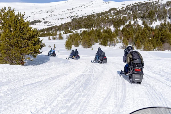 Grandvalira, Grau Roig, Andorra: 3 Mart 2018: gençler kar motosikletleri Grandvalira İstasyonu, Grau Roig Andorra sürüş.