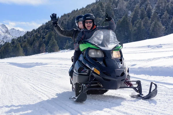 Grandvalira, Grau Roig, Andorra: 3 Mart 2018: gençler kar motosikletleri Grandvalira İstasyonu, Grau Roig Andorra sürüş.