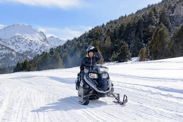 Grandvalira, Grau Roig, Andorra: 3 Mart 2018: gençler kar motosikletleri Grandvalira İstasyonu, Grau Roig Andorra sürüş.