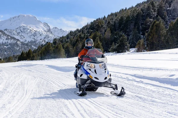 Grandvalira, Grau Roig, Andorra: 3 Mart 2018: gençler kar motosikletleri Grandvalira İstasyonu, Grau Roig Andorra sürüş.