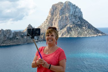 Yaşlı kadın alın bir Selfie Cala d'Hort - Es Vedra, Ibiza, İspanya