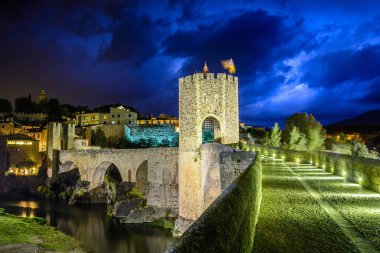BESALU (Catalonia, İspanya): 18 Nisan 2018: Ortaçağ Köprüsü Besalu (Catalonia, İspanya)