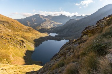 Tristaina yüksek dağ gölleri Pyrenees içinde. Andorra