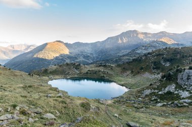 Tristaina yüksek dağ gölleri Pyrenees içinde. Andorra