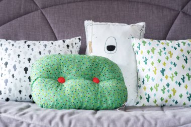 Kanepede Renkli minderler.