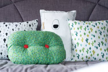 Kanepede Renkli minderler.