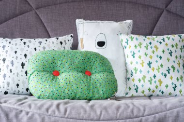 Kanepede Renkli minderler.