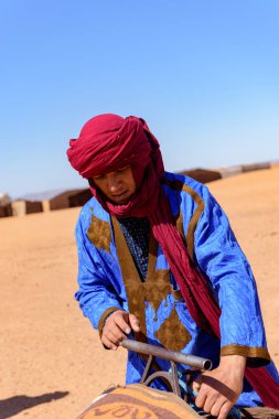 Erg African, Sahara Çölü'tarık: 24 Ekim 2017: Bereber Morocco Sahara çöl.