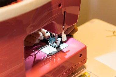 Modern dikiş makinesi ile renkli iplik.