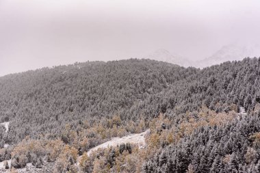 Canillo, Andorra sonbaharda ilk kar.