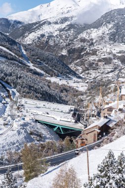 Bir Soldeu, Canillo, Andorra mevsimin ilk kar yağışı bir sonbahar sabahı güzel manzara. Sen-ebilmek görmek neredeyse 2019 Kayak Dünya Kupası kavramını işleri tamamlanmış.