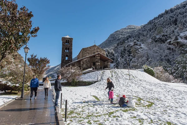 Canillo 'daki Sant Joan de Caselles Kilisesi' nde kar. Andorra la Vella, Andorra.