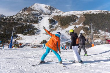 Grau Roig, Andorra: 2018 8 Aralık: Andorra'nın Grandvalira kayak istasyonu güneşli bir günde.