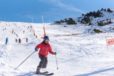 Grau Roig, Andorra: 2018 8 Aralık: Andorra'nın Grandvalira kayak istasyonu güneşli bir günde.