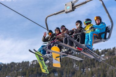 Grau Roig, Andorra: 2018 8 Aralık: Andorra'nın Grandvalira kayak istasyonu güneşli bir günde.