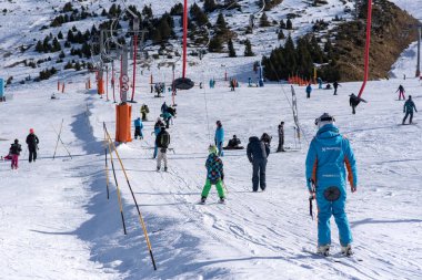 Grau Roig, Andorra: 2018 8 Aralık: Andorra'nın Grandvalira kayak istasyonu güneşli bir günde.