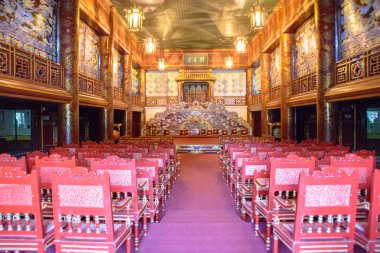 Meridian Gate İmparatorluk şehrine ile mor Yasak Şehir kalenin Hue, Vietnam için içinde harika manzarasını. Renk tonu Asya'nın popüler bir turistik yer.