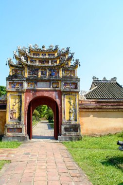 Meridian Gate İmparatorluk şehrine ile mor Yasak Şehir kalenin Hue, Vietnam için içinde harika manzarasını. Renk tonu Asya'nın popüler bir turistik yer.