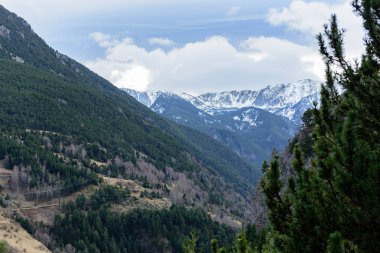 Canillo manzaraları Meritxell Sanctuary Andorra için.
