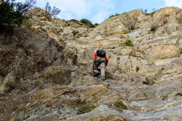 Giovane Uomo Che Una Linea Arrampicata Canillo Andorra — Foto Stock