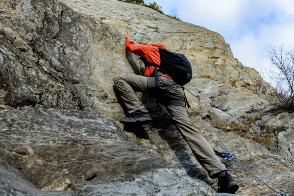 Молодой Человек Занимающийся Альпинизмом Канильо Андорра — стоковое фото