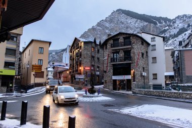 Canillo, Andorra: 2019 Janaury 23: Canillo şehir içinde Andorra sonra büyük bir kar yağışı kar altında otomobil.