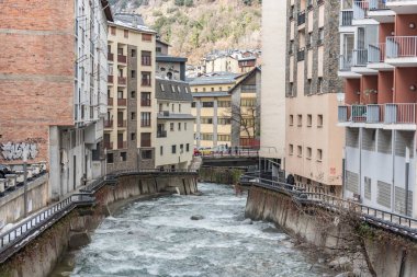 Bir Escaldes-Engordany, Andorra-1 Şubat: Nehir Valira Engordany Köprüsü ve evler görünümünde bir kar yağışı gün küçük kasabada Escaldes-Engordany Andorra üzerinde 16 Ocak 2013.