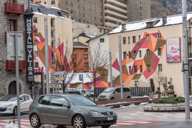Bir Escaldes-Engordany, Andorra-1 Şubat: Cityscape, küçük kasaba Escaldes-Engordany 16 Ocak 2013 tarihinde Andorra Sant Pere Martir Kilisesi.