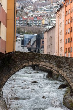 Bir Escaldes-Engordany, Andorra-1 Şubat: Nehir Valira Engordany Köprüsü ve evler görünümünde bir kar yağışı gün küçük kasabada Escaldes-Engordany Andorra üzerinde 16 Ocak 2013.