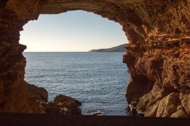 Güzel Cala Comte Sahili, Sant Antoni de Portmany, İbiza, Balear Adaları, İspanya.