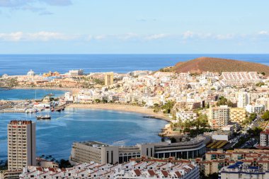 Los Cristianos plaj ve yaz tatili, Adeje Sahili Tenerife, İspanya üzerinde havadan görünümü