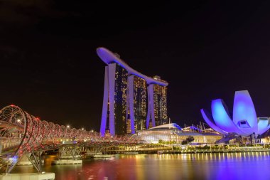 Singapur, 19, Nisan, 2018: Bay deniz bay Gardens yakınındaki. Gece ışık ağaç görünümünü göster: Singapur