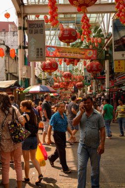 Kuala Lumpur, Malezya, 15 Şubat 2015. Jalan Petaling sokakta bulunan Çin kasabasına giriş. Bu gıda, moda ve aksesuarlar için yoğun ve renkli bir pazar