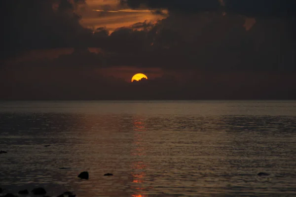 Zonsondergang in tioman island, Maleisië. — Stockfoto