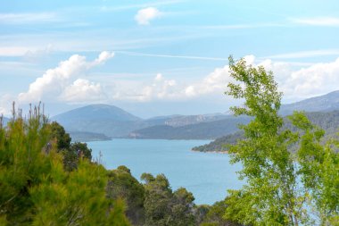 El Grado barajı, Aragon, Spa'dan Torreciudad Tapınağı'nın görünümü