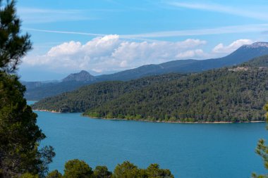 El Grado barajı, Aragon, Spa'dan Torreciudad Tapınağı'nın görünümü