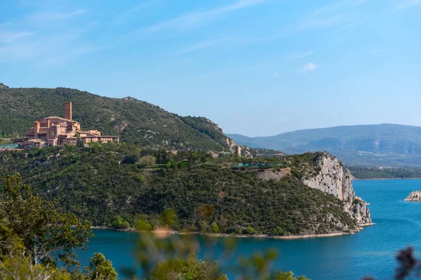 El Grado barajı, Aragon, Spa'dan Torreciudad Tapınağı'nın görünümü