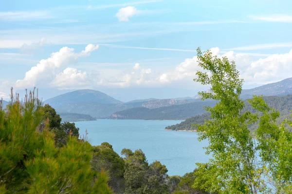 El Grado barajı, Aragon, Spa'dan Torreciudad Tapınağı'nın görünümü