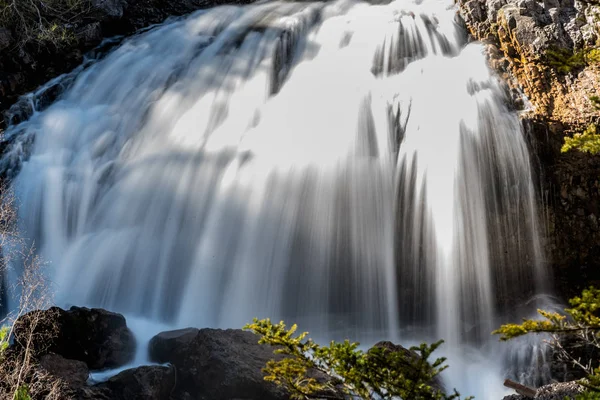 Geweldige waterval in het nationaal park van Ordesa en Monte perdi — Stockfoto