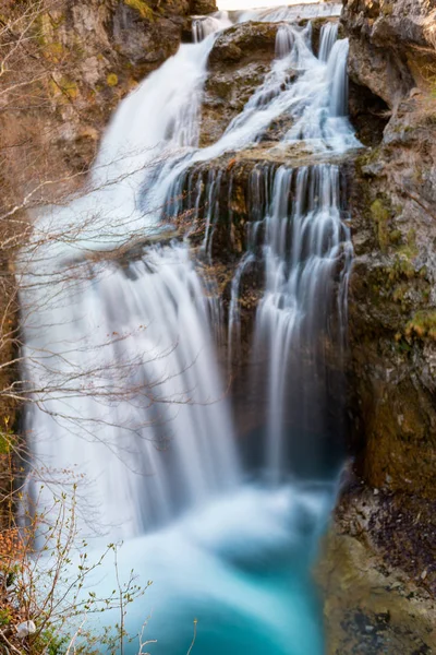 Incroyable cascade dans le parc national d'Ordesa et Monte Perdi — Photo